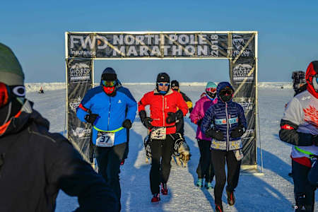 Corredores toman la salida en el North Pole Marathon.