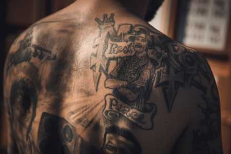 Detail tetování na zádech
