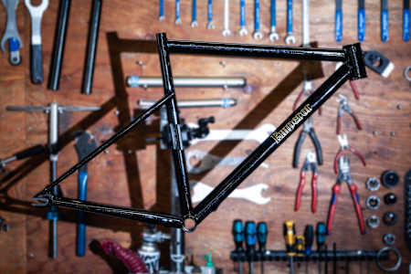 伝統を重んじつつ前衛的な物作りに挑む鶴岡レーシング｜自転車