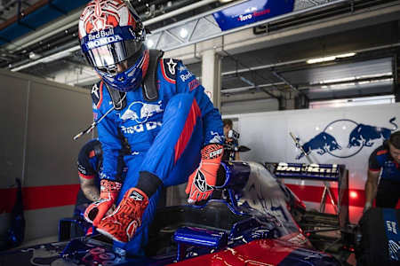 장갑, 부츠 모두 테스트를 통과해야만 쓸 수 있어요.