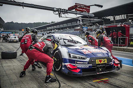 피트 크루도 수트, 장갑,헬멧, 양말을 모두 갖춰 입어야 합니다.