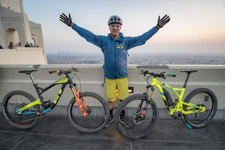 Hans Rey con la MTB tradizionale e la eMTB, sempre GT, suo partner storico