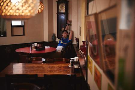 清掃を終えてひと休み。いくら潜入中だからといって、さすがにリラックスしすぎなのでは……!?