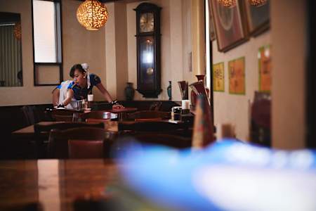 厨房から指示を受け、せっせとテーブルを拭いていく。