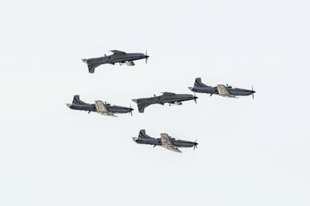 비행기가 이륙하는 원리와 다운포스는 크게 다르지 않습니다.