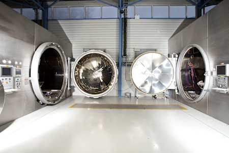 만들어진 카본 차체를 열로 성형하는 오토 클레이브