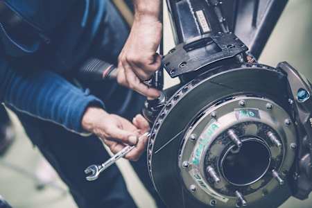 브레이크가 있기 때문에 더 빨리 달릴 수 있죠.