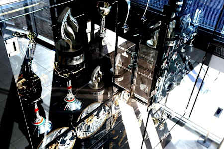 트로피는 모두 연구와 노력의 결과물이죠.