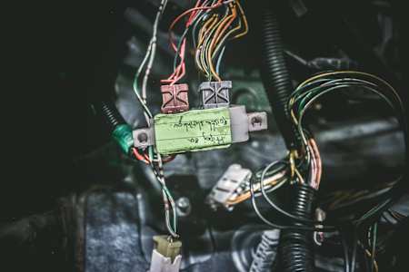 Jeden kábel tak, druhý tak... Príde skrat a zhoríš v prach