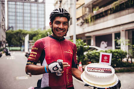 冠軍Rodney Soncco抵達終點開心慶賀