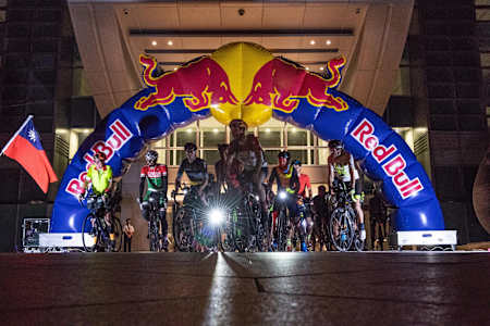 BikingMan 台灣站在台北101大樓前起跑