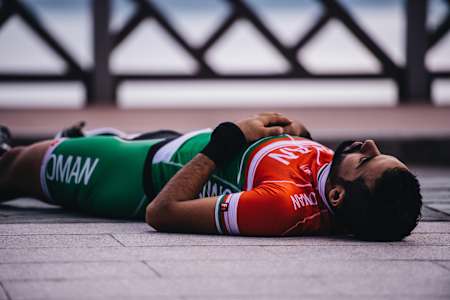 在BikingMan，比賽出發後的自我管理非常重要，車手們甚至直接在地上直接休息