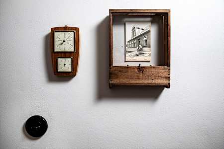 Rámeček udělaný z pozorovacího úlu s fotkou původní rodiny z roku 1929