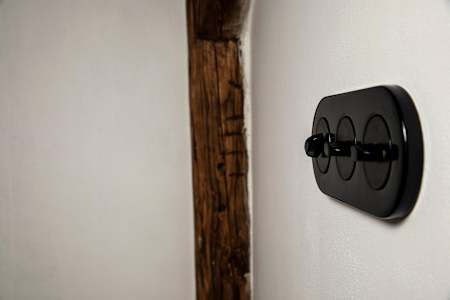 Keramické vypínače od OBZORu, vyráběné v době, kdy byl dům postaven