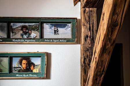 Fotky z naší svatební cesty ve starých okenních rámech