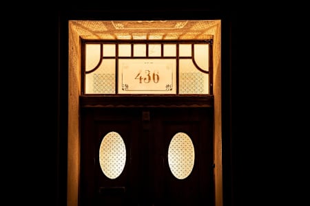 V domě zrovna hořelo, tak jsme původní vchodové dveře fotili z venku