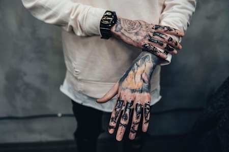 Kuba chtěl tetování na prstech, jelikož pracuje rukama