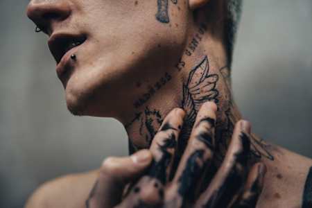 Nedodělané tetování na krku