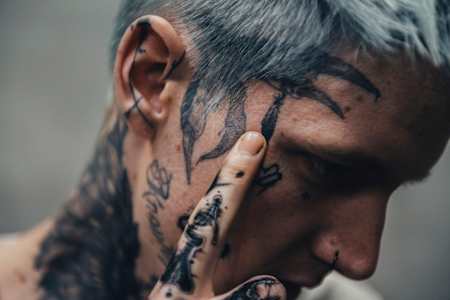 Pírko, které má Kuba stejné s holičem Trentem z Austrálie