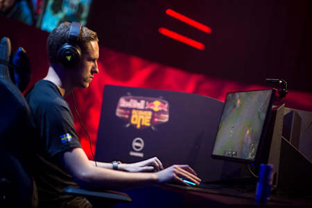  Le joueur Eric Ziviz Laugren joue à League of Legends pendant le tournoi Red Bull Player One.