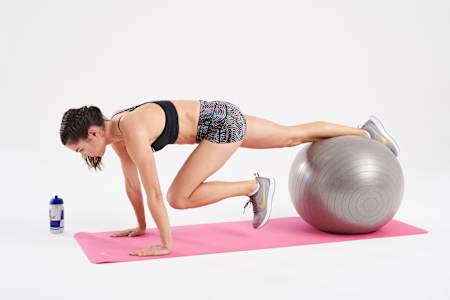 腹部核心用力腹部收紧，然后双脚交互抬起将膝盖往手肘靠近。