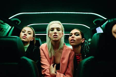 Focení během příprav na 10. scénu – @nastyavorobeva @dashaganova @kar.tt