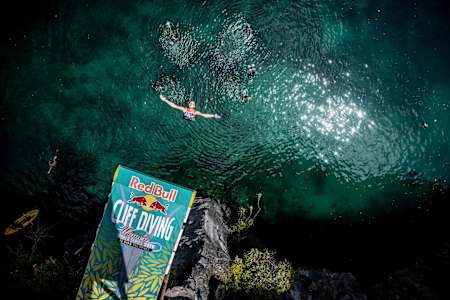 Антоніна Вишиванова під час стрибка з 21 метру