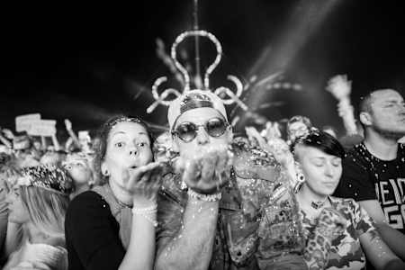 Auf dem SonneMondSterne Festival musst du jederzeit mit Konfetti rechnen