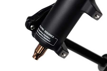 Pomello che protegge la valvola d'aria della cartuccia negativa su una forcella Formula Selva R.