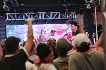 Nazo calentando a la gente