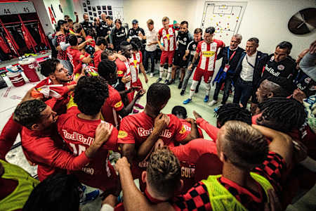 Exklusive Einblicke: Das Team in der Kabine …