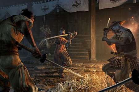 Unser Held ist von Gegnern umringt. Eine Situation die trotz herausragendem Kampfsystem in Sekiro: Shadows Die Twice nur schwer zu meistern ist
