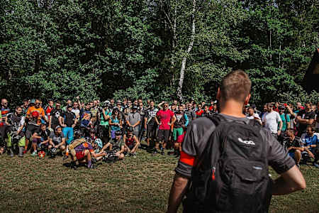 kociol-bimbru-zawodnicy-na-starcie-zawodow-enduro-na-orientacje