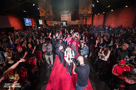 Le joueur pro de Mortal Kombat Elfrid ‘RZA’ Sandre et Norman ‘Flash_No47’ Da Silveira accompagnent Wawa vers la victoire à l’aide d’un djembé.