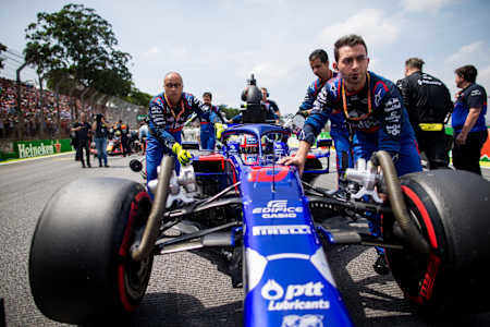 Pierre Gasly z teamu Scuderia Toro Rosso przygotowujący się na polach startowych do wyścigu F1 o GP Brazylii na torze Interlagos.
