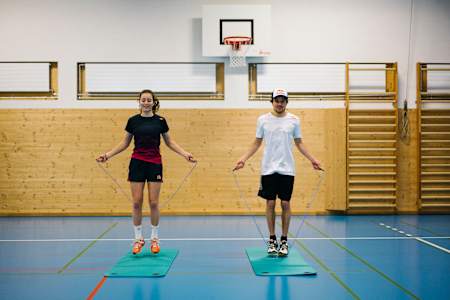 Mathilde Gremaud 和 Fabian Bösch 在進行跳繩訓練