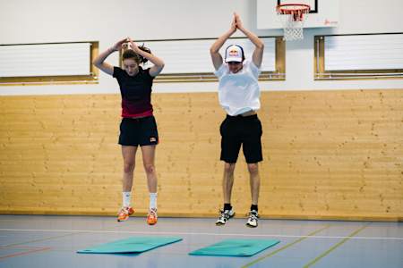 Mathilde Gremaud und Fabian Bösch machen Burpees in der Turnhalle