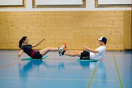Mathilde Gremaud und Fabian Bösch machen In-And-Outs in der Turnhalle