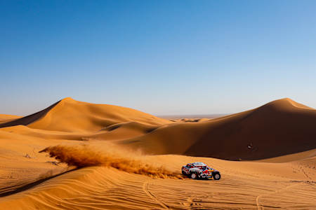 Le vainqueur du Dakar 2018, Stephane Peterhansel roule dans les dunes lors du Dakar 2020 en Arabie Saoudite.