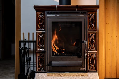 Krbová kamna, která právě začínají hřát