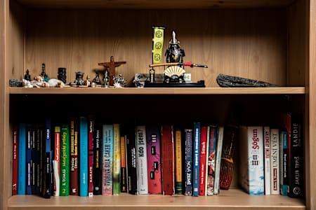 Police v knihovně a sbírka sošek z cest