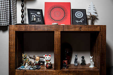 Police na suvenýry a různé věci od přítelkyně