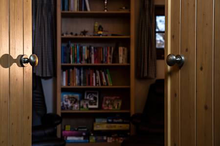 Knihovna v pracovně, pohled z obývací místnosti