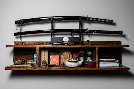 Zavěšená police na katany a symboly zobrazující různé duchovní víry