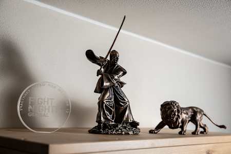 Socha samuraje, jež zosobňuje klid a Lva, který zosobňuje bojovnost