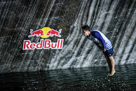 Constantin Popovici din România sare în apă la Salina Turda, România pe 6 octombrie, 2020.