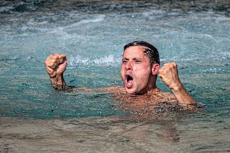 Reakcija Rumuna Constantina Popovica nakon skoka sa Starog mosta, na šestoj stanici Red Bull Cliff Diving Svjetskog prvenstva u Mostaru (Bosna i Hercegovina), 24. augusta 2019.
