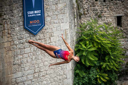 Australka Rhiannan Iffland skače sa 21-metarske platforme na Starom mostu, na šestoj stanici Red Bull Cliff Diving Svjetskog prvenstva u Mostaru (Bosna i Hercegovina), 24. augusta 2019.
