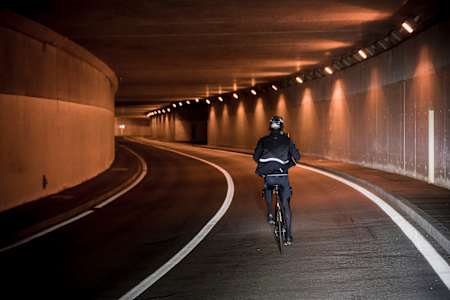 Bei der Auffahrt auf den Grimsel fährt Patrick Seabase frühmorgens durch einen leeren Tunnel.