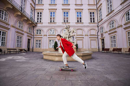 Po meste sa presúva aj na skateboarde